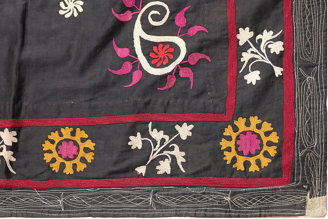 6'x9' Vintage Black Hand Embroidered Uzbek Suzani Tapestry Textile