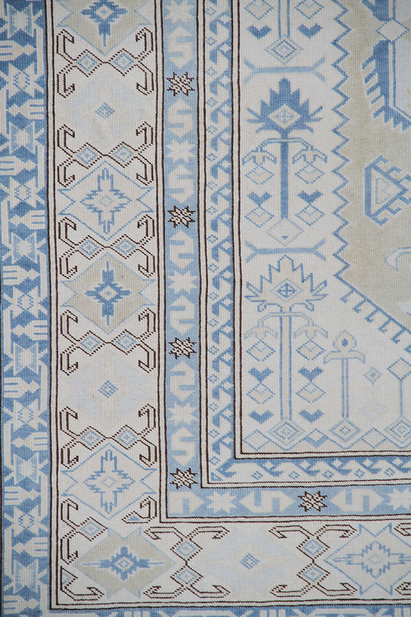 Decorative rug with geometric pattern in blue and beige