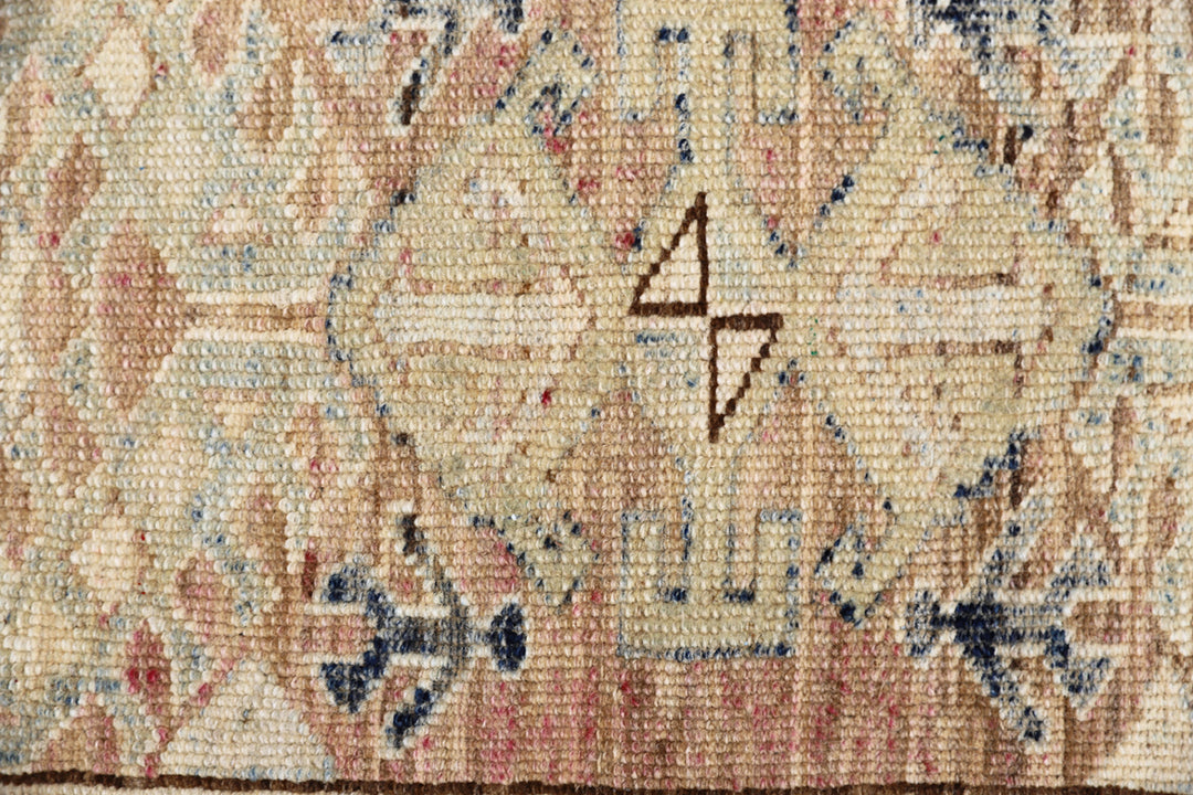 Hand-spun wool 2'2"x3'1" Ariana Hazara pink and ivory geometric entry rug