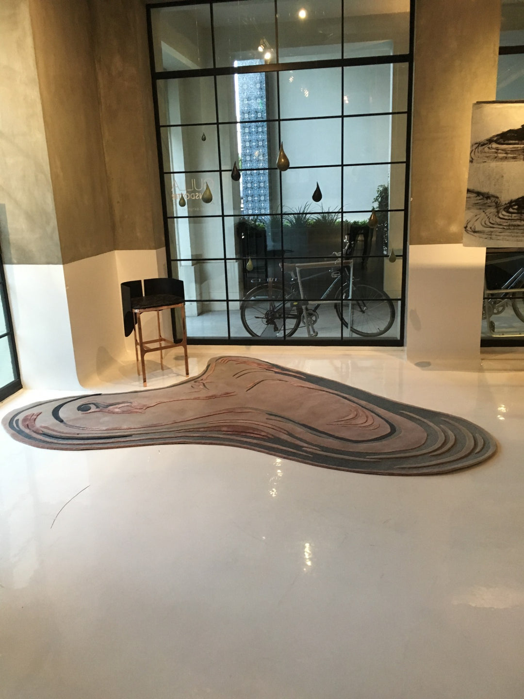 Modern hand-tufted wool and viscose rug named Flamingo, featuring an organic sculptural shape in a designer collaboration by Gulla Jónsdóttir and Ariana Rugs